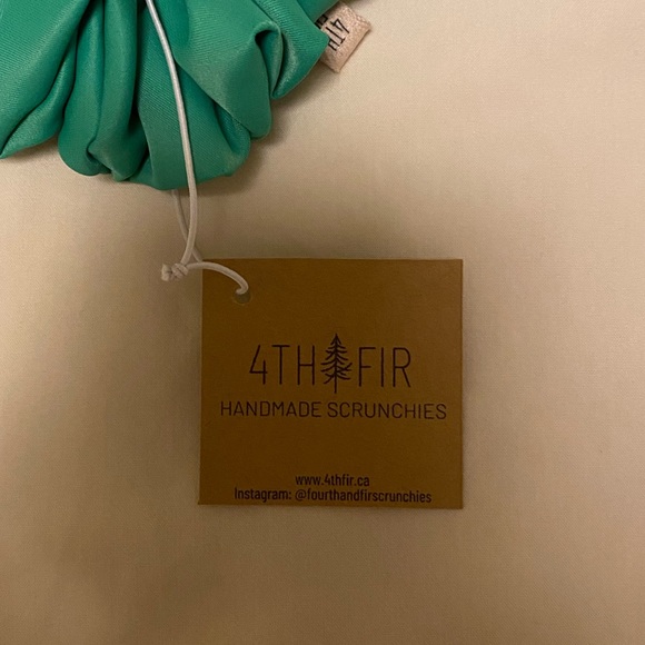 🍏 4TH + FIR Medium Satin Scrunchie in “Apple” - Picture 3 of 3